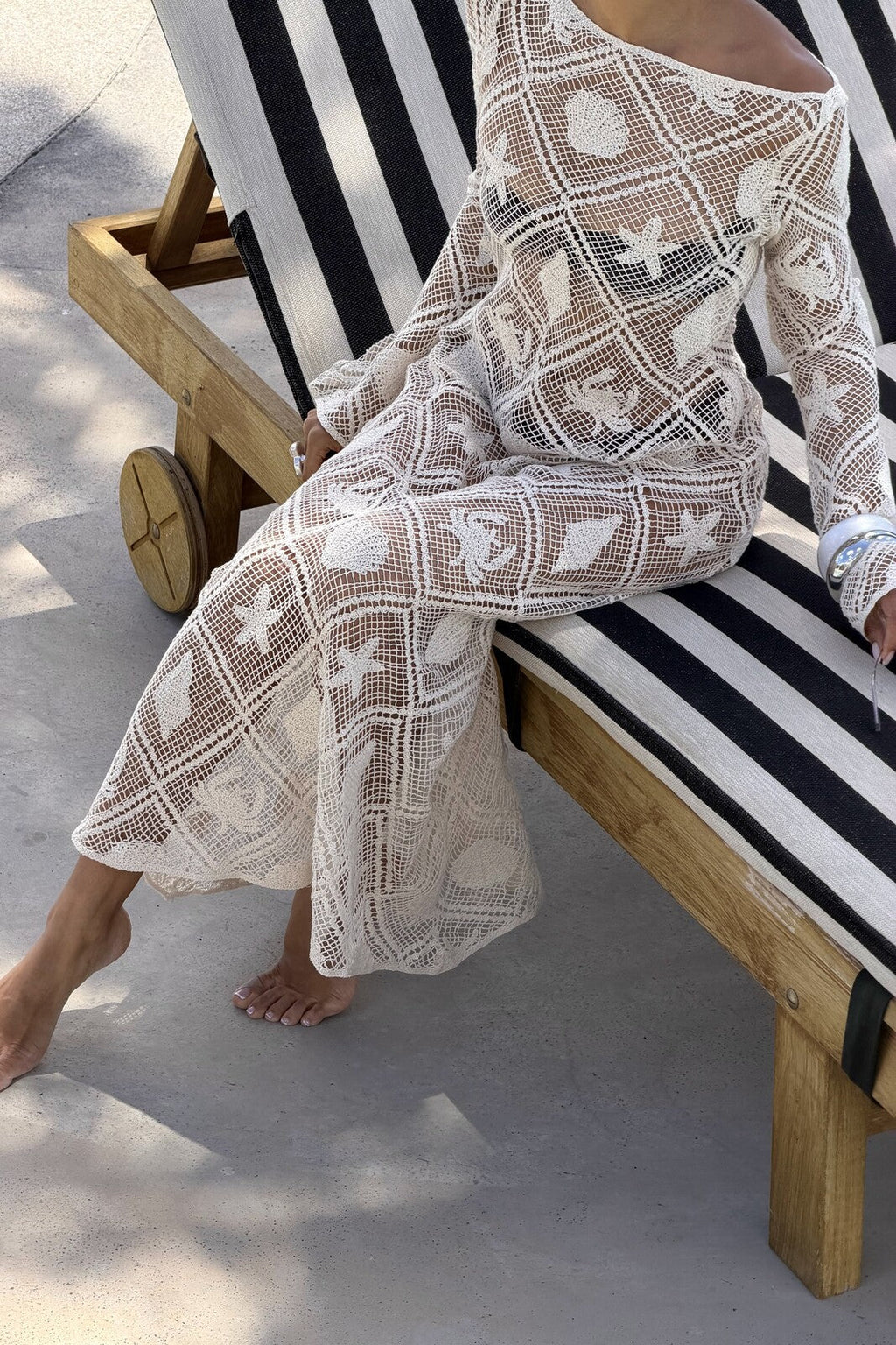 VESTIDO LONGO DE REDE CROCHET COM SÍMBOLOS MARINHOS
