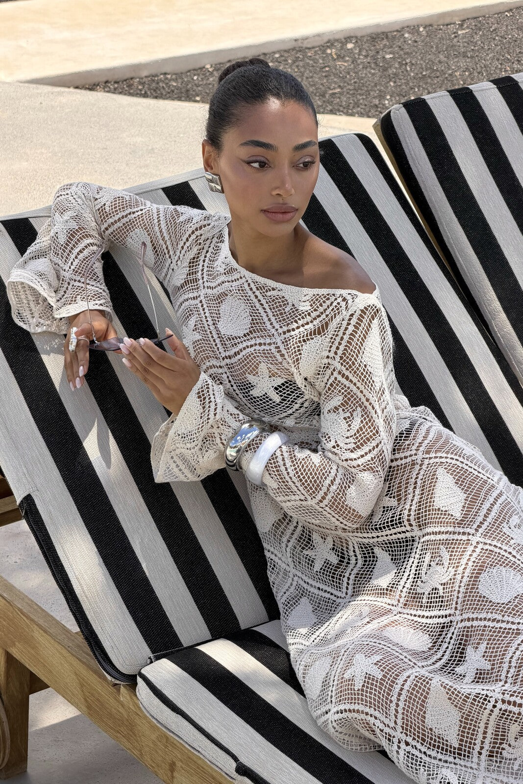 VESTIDO LONGO DE REDE CROCHET COM SÍMBOLOS MARINHOS