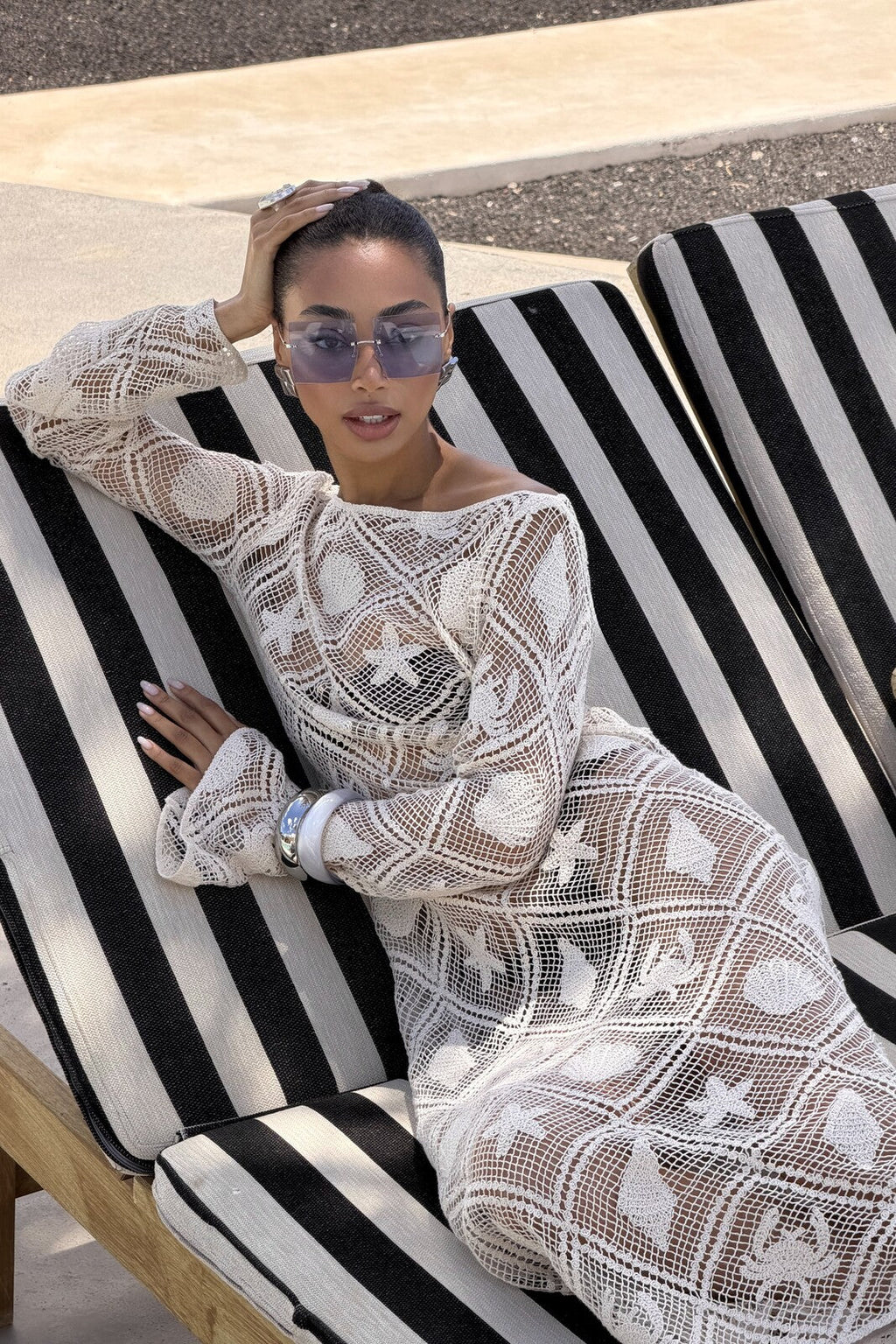 VESTIDO LONGO DE REDE CROCHET COM SÍMBOLOS MARINHOS