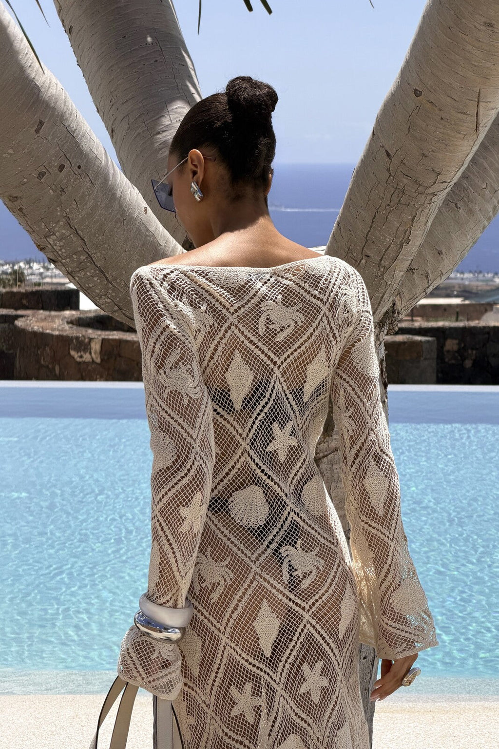 VESTIDO LONGO DE REDE CROCHET COM SÍMBOLOS MARINHOS