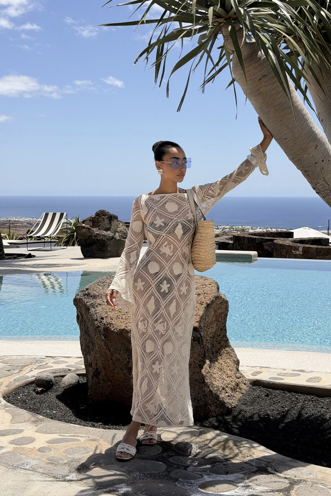 VESTIDO LONGO DE REDE CROCHET COM SÍMBOLOS MARINHOS