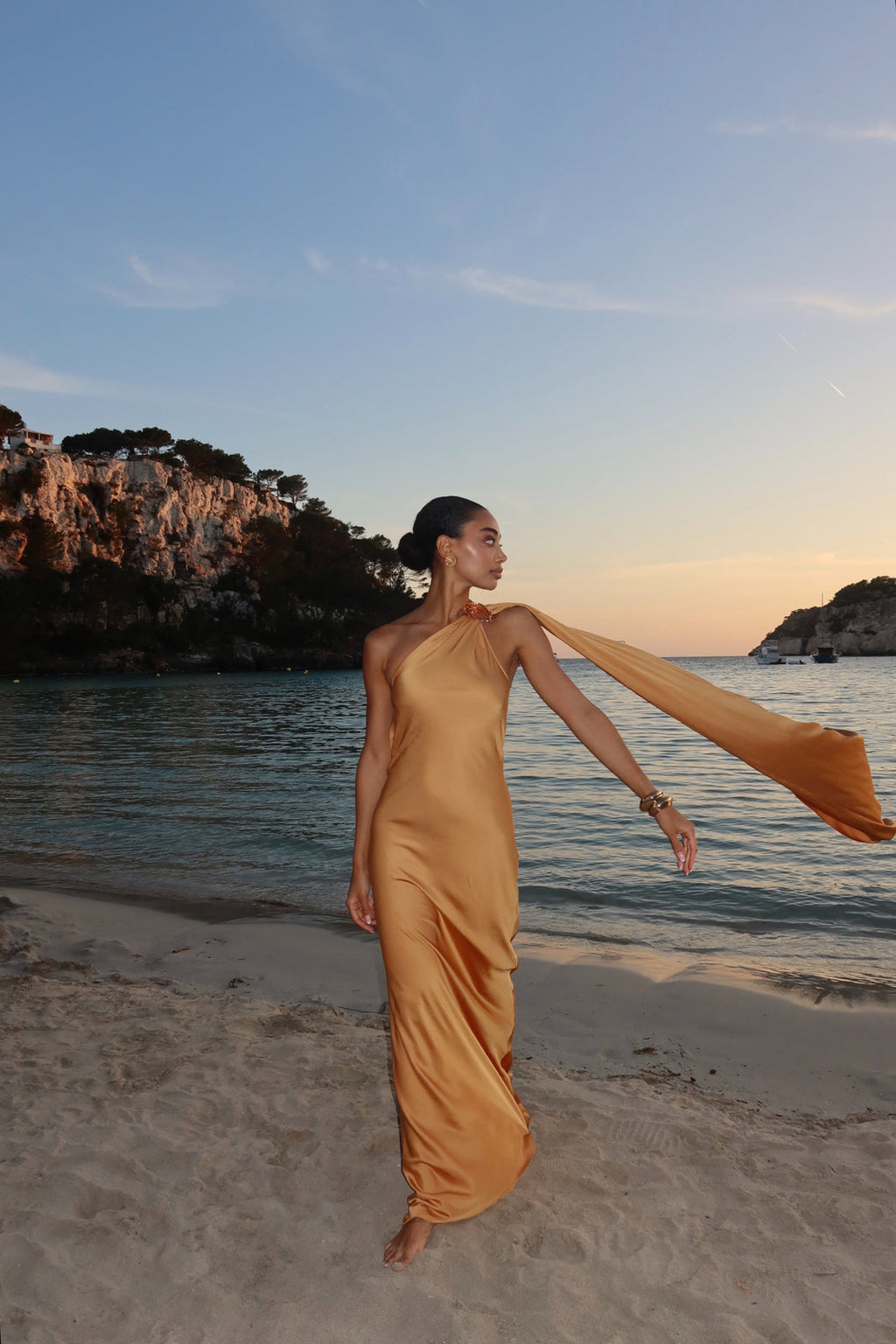 VESTIDO LONGO DOURADO COM APLICAÇÃO NO OMBRO
