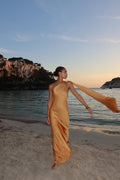 VESTIDO LONGO DOURADO COM APLICAÇÃO NO OMBRO