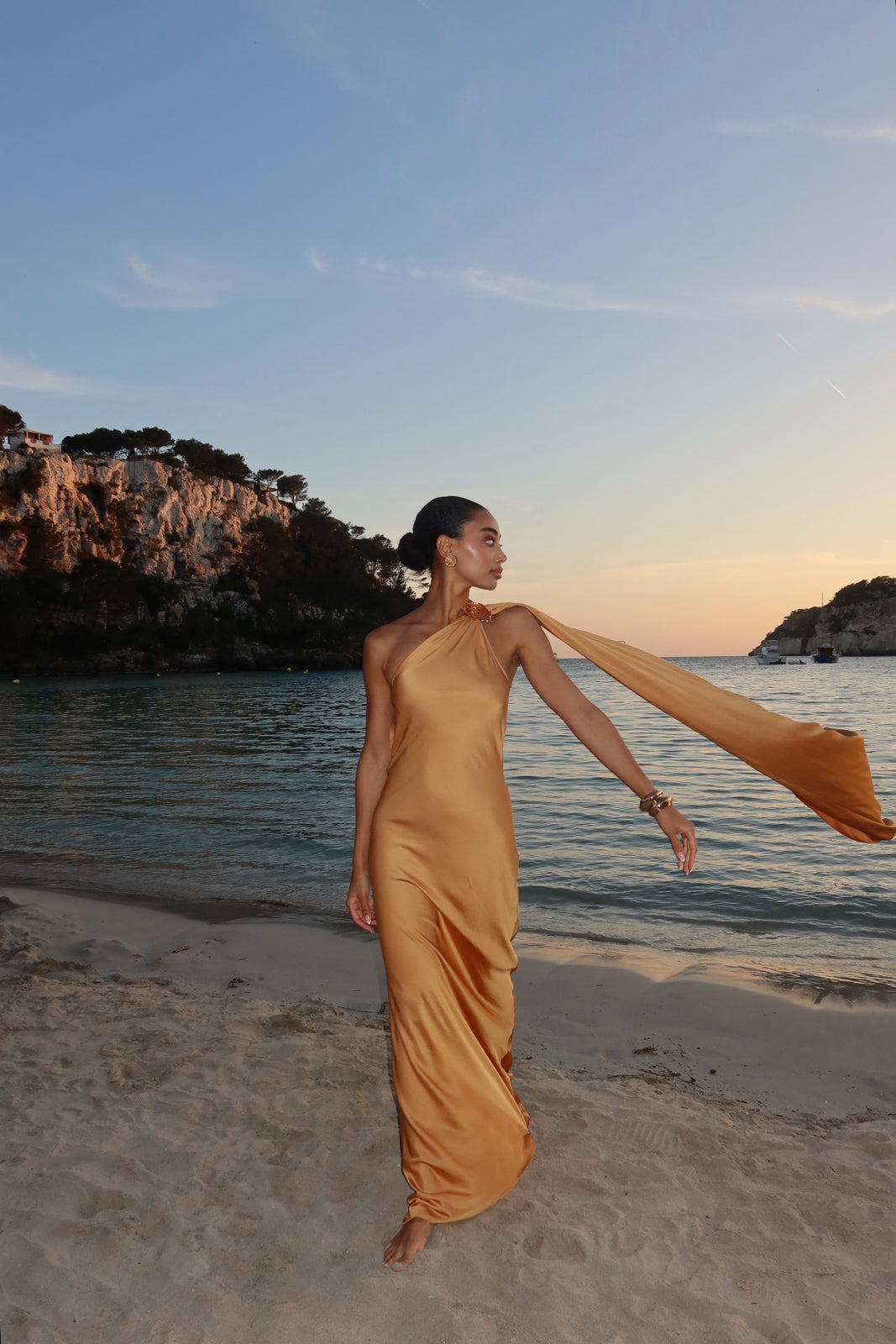 VESTIDO LONGO DOURADO COM APLICAÇÃO NO OMBRO