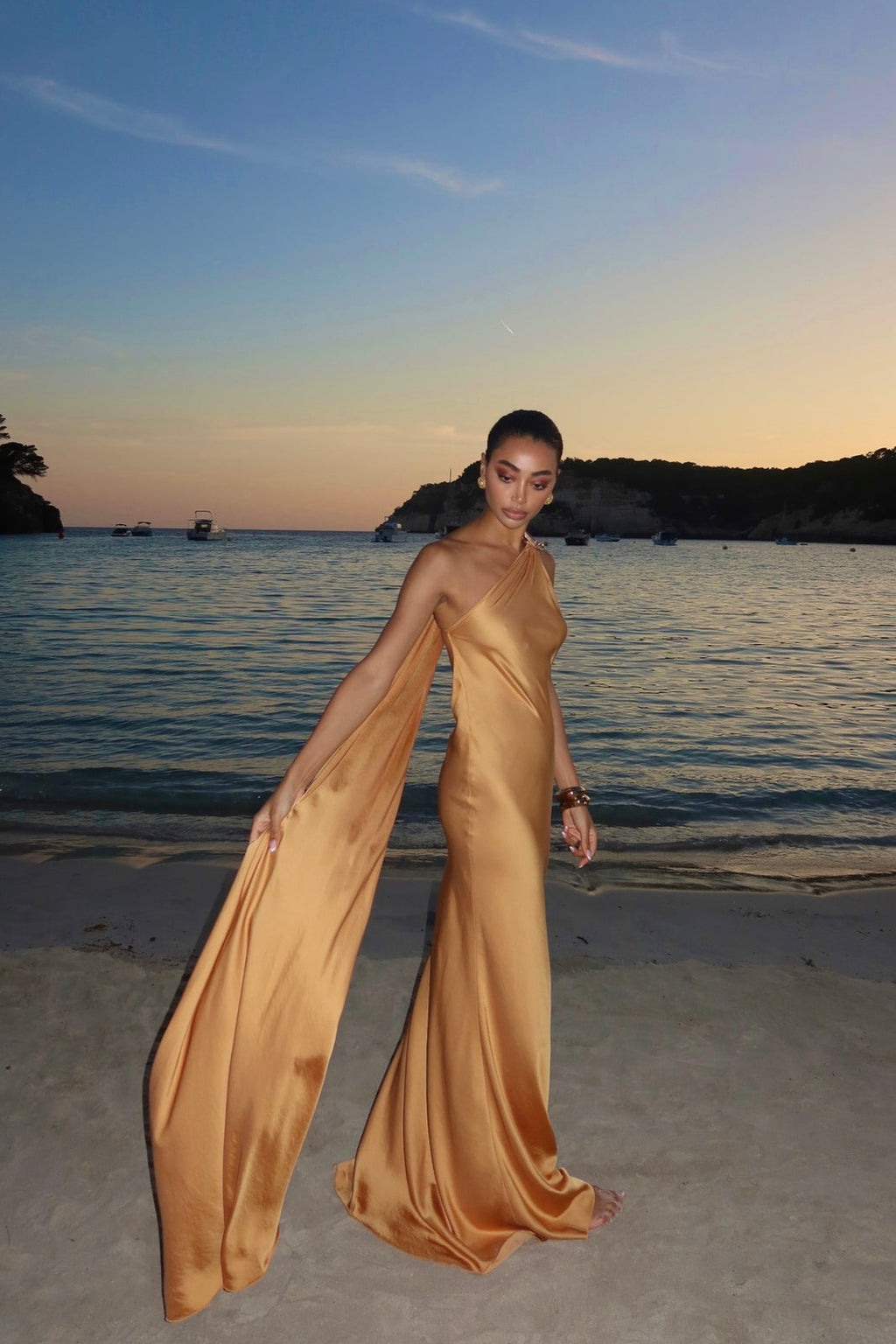 VESTIDO LONGO DOURADO COM APLICAÇÃO NO OMBRO
