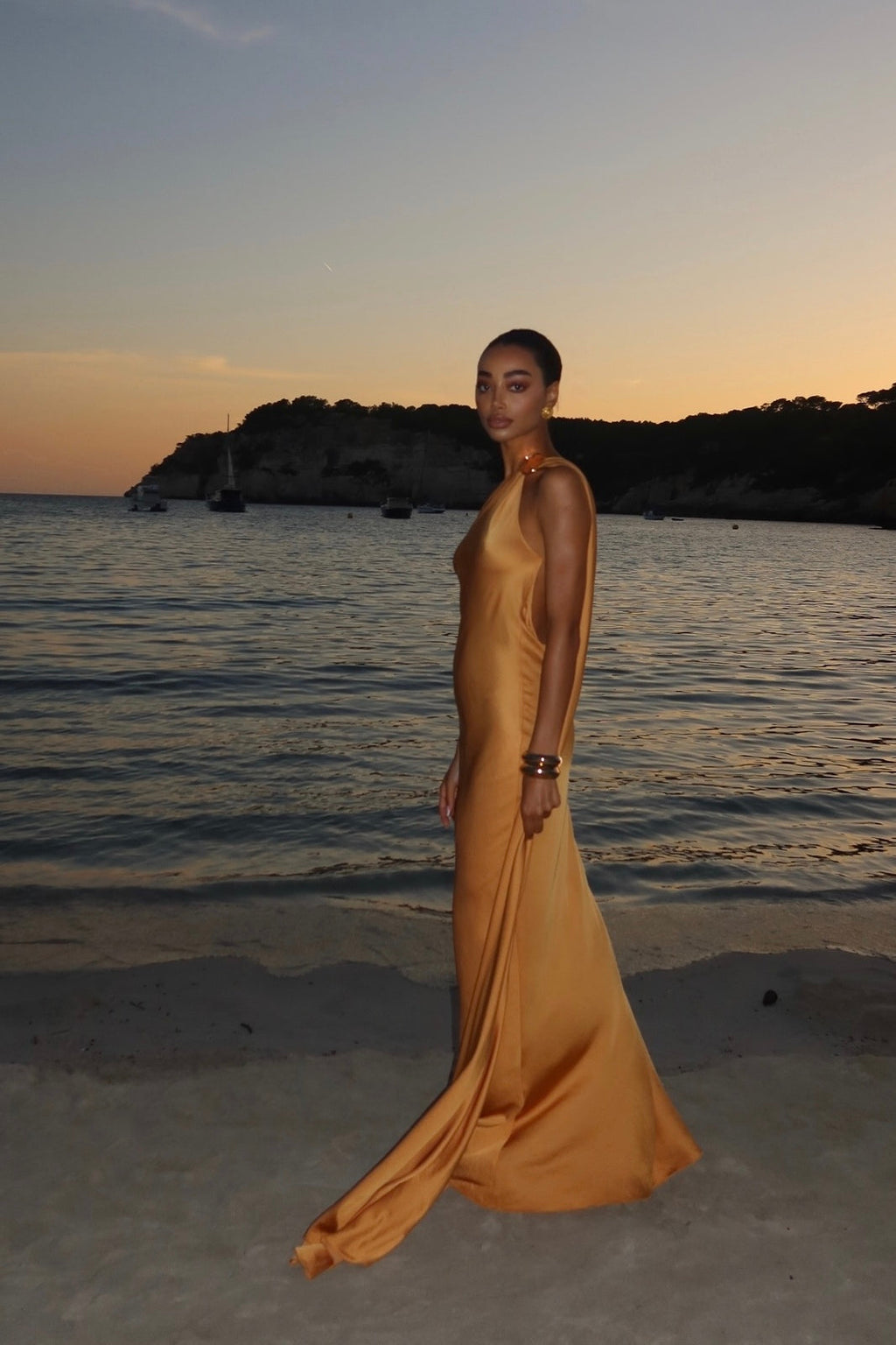 VESTIDO LONGO DOURADO COM APLICAÇÃO NO OMBRO