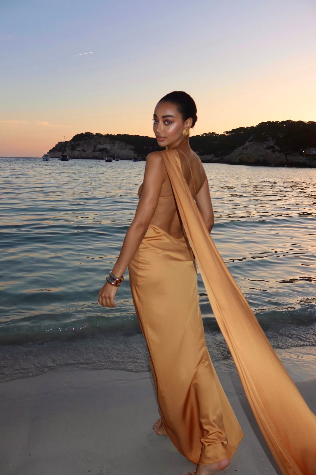 VESTIDO LONGO DOURADO COM APLICAÇÃO NO OMBRO