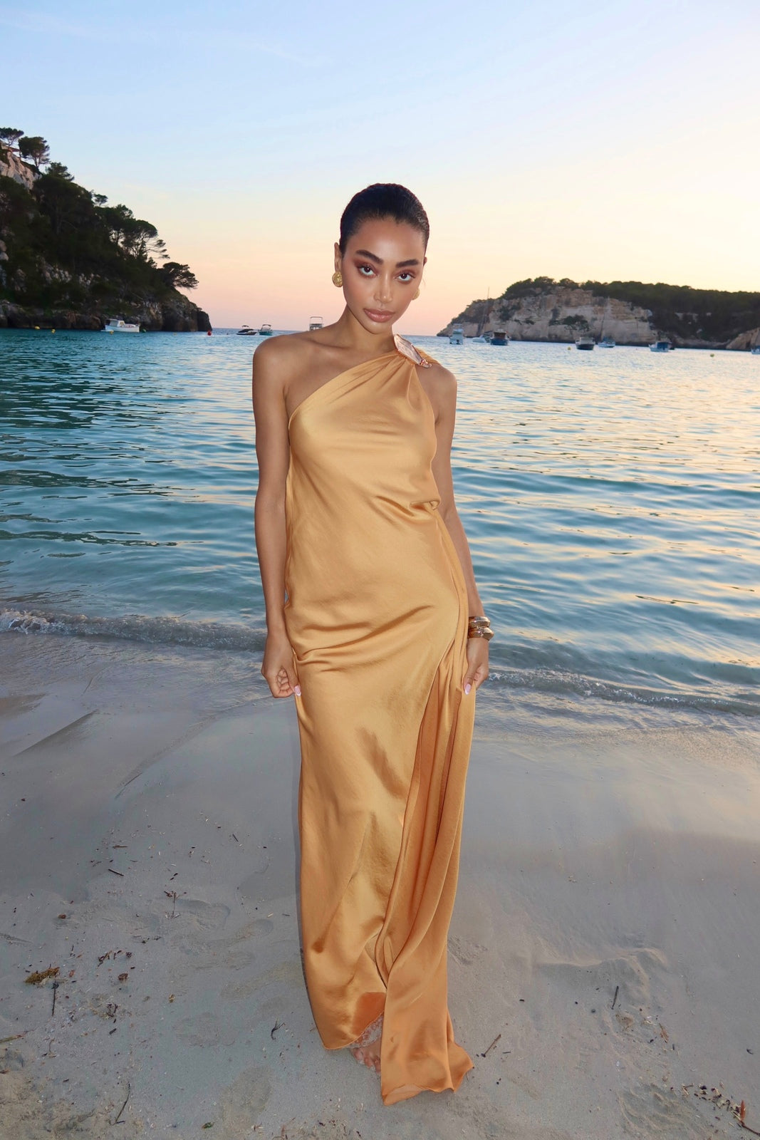 VESTIDO LONGO DOURADO COM APLICAÇÃO NO OMBRO