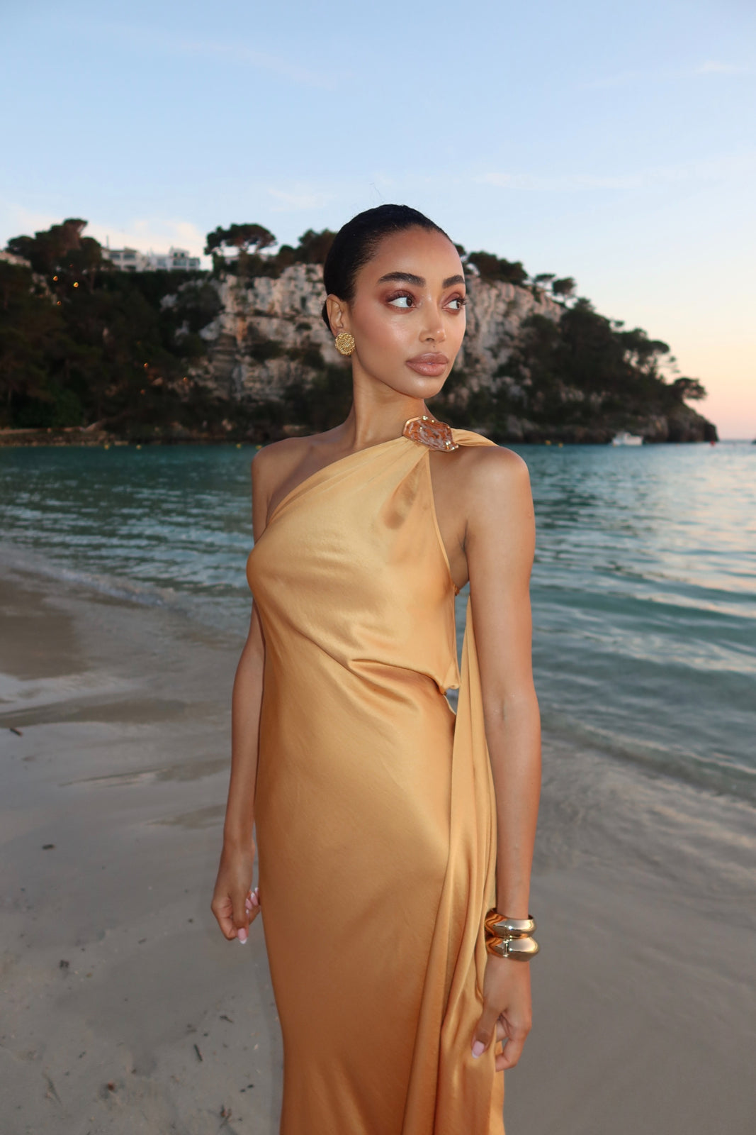 VESTIDO LONGO DOURADO COM APLICAÇÃO NO OMBRO