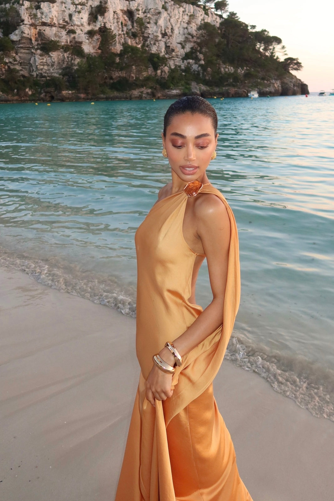 VESTIDO LONGO DOURADO COM APLICAÇÃO NO OMBRO