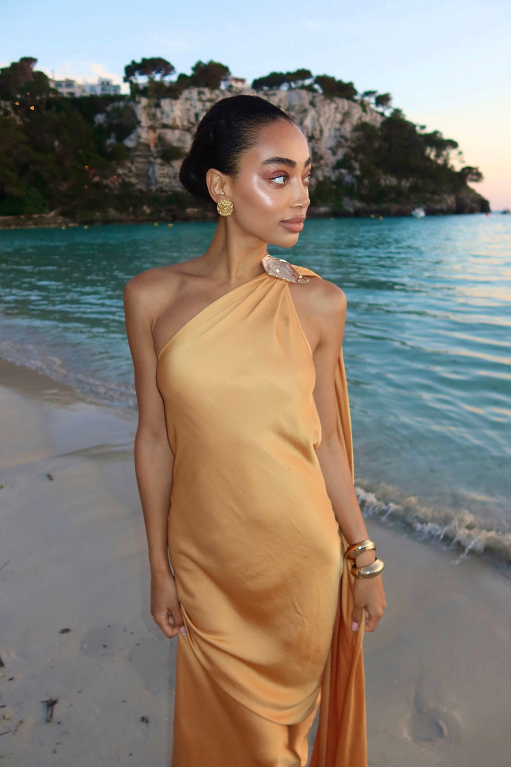 VESTIDO LONGO DOURADO COM APLICAÇÃO NO OMBRO