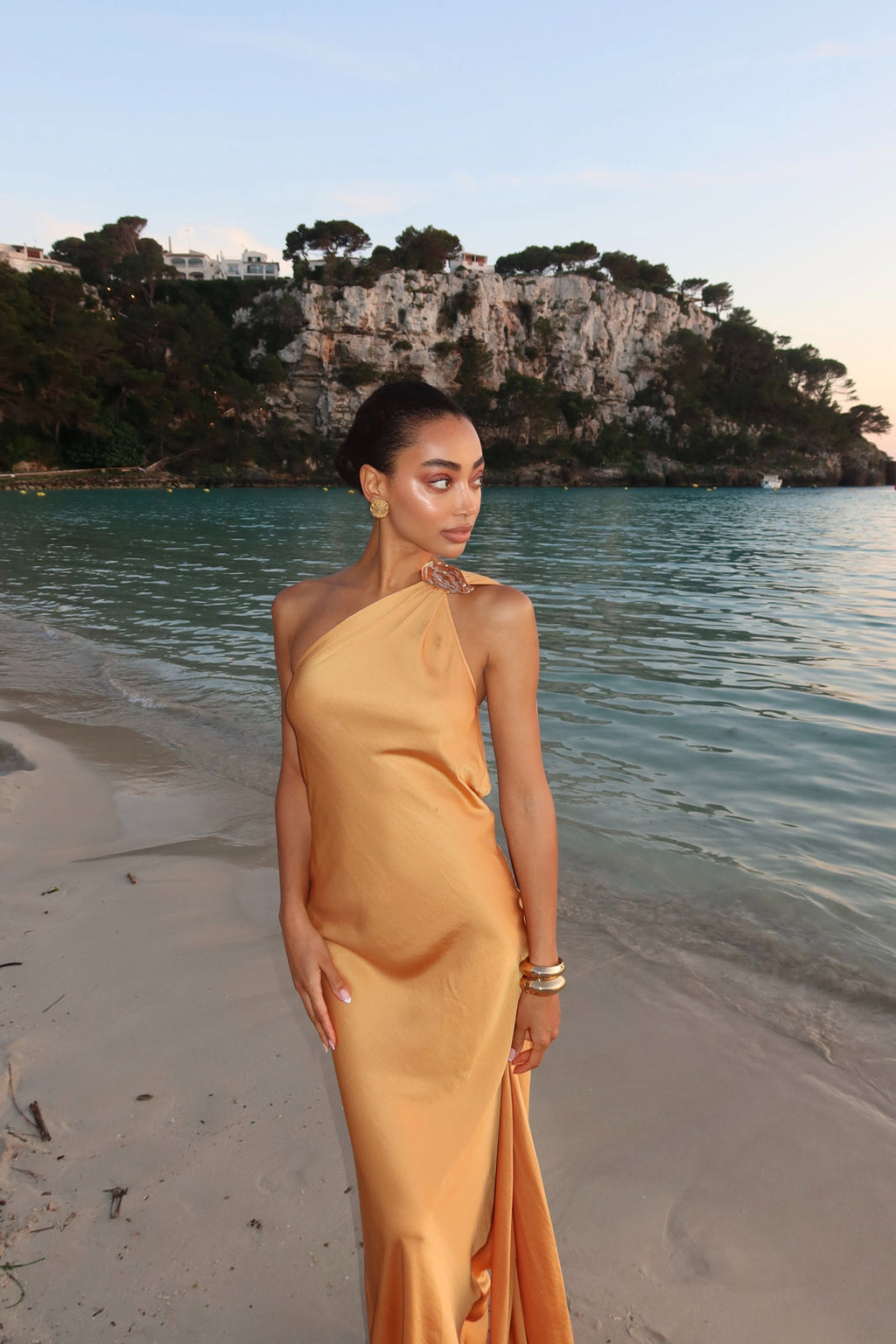 VESTIDO LONGO DOURADO COM APLICAÇÃO NO OMBRO