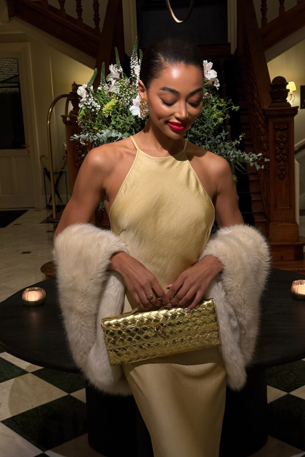 VESTIDO LONGO DOURADO COM APLICAÇÃO COSTAS