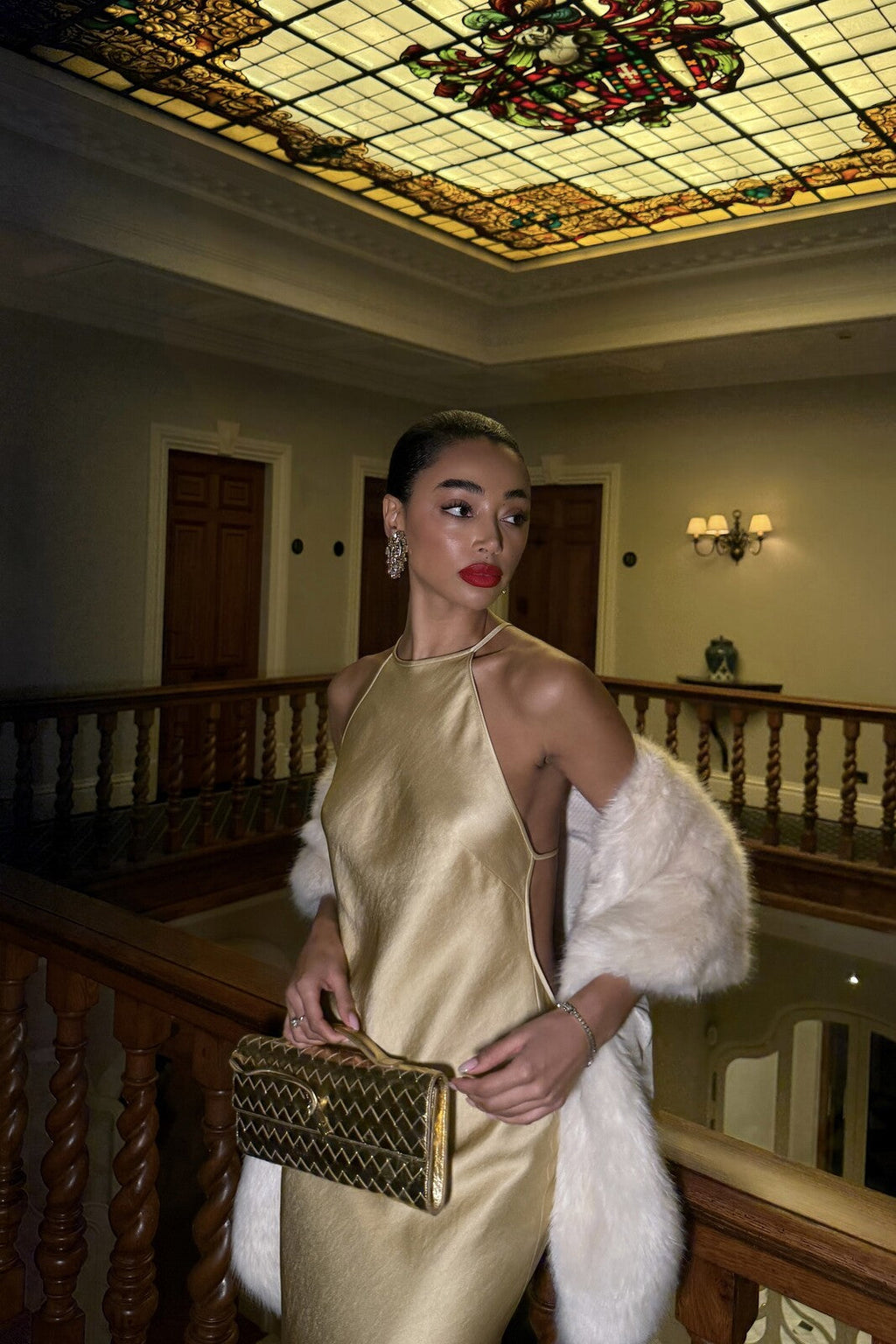 VESTIDO LONGO DOURADO COM APLICAÇÃO COSTAS