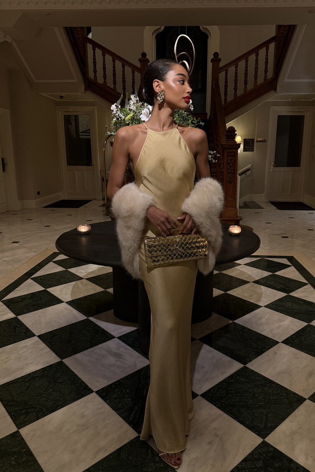 VESTIDO LONGO DOURADO COM APLICAÇÃO COSTAS