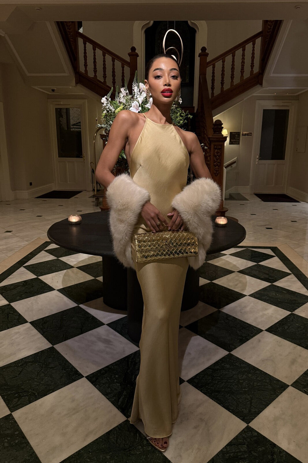 VESTIDO LONGO DOURADO COM APLICAÇÃO COSTAS