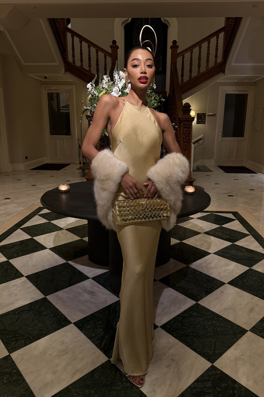 VESTIDO LONGO DOURADO COM APLICAÇÃO COSTAS