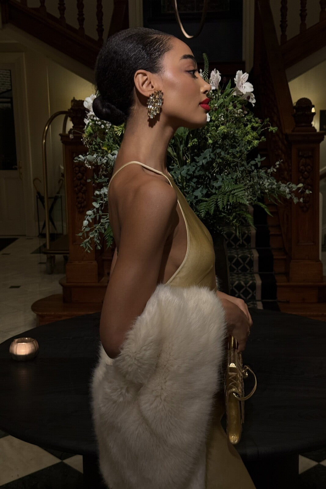VESTIDO LONGO DOURADO COM APLICAÇÃO COSTAS