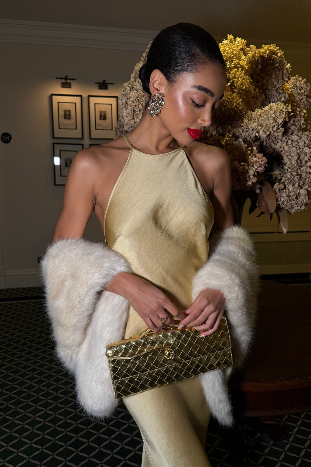 VESTIDO LONGO DOURADO COM APLICAÇÃO COSTAS
