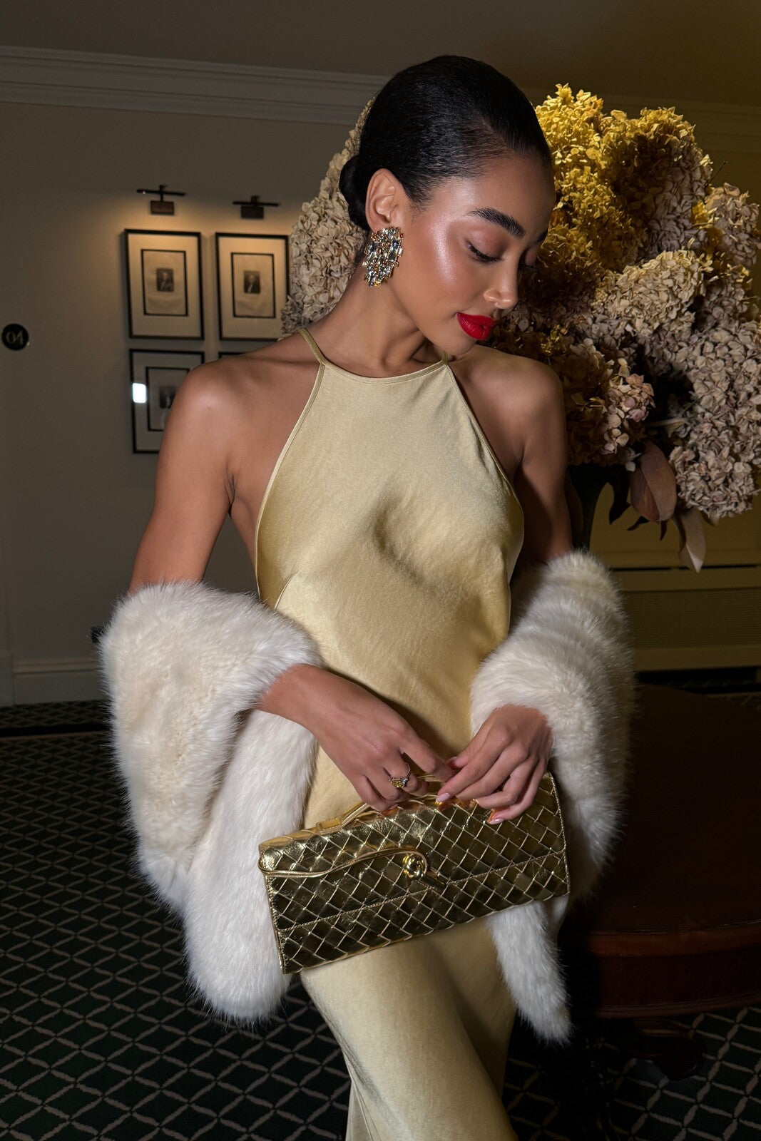 VESTIDO LONGO DOURADO COM APLICAÇÃO COSTAS