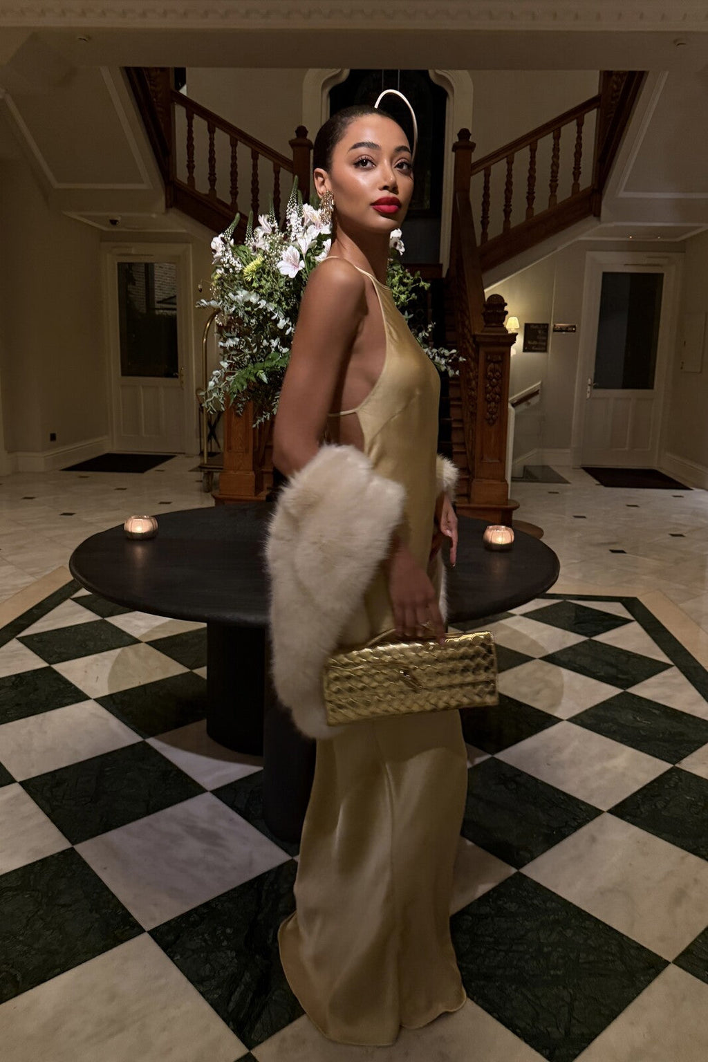 VESTIDO LONGO DOURADO COM APLICAÇÃO COSTAS