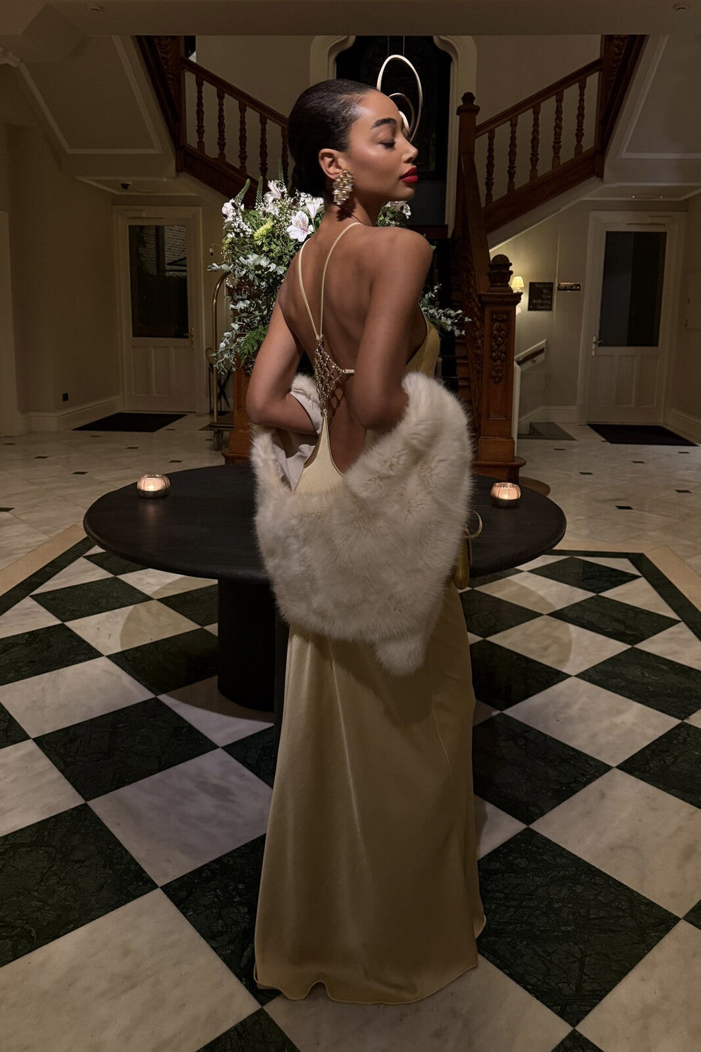 VESTIDO LONGO DOURADO COM APLICAÇÃO COSTAS