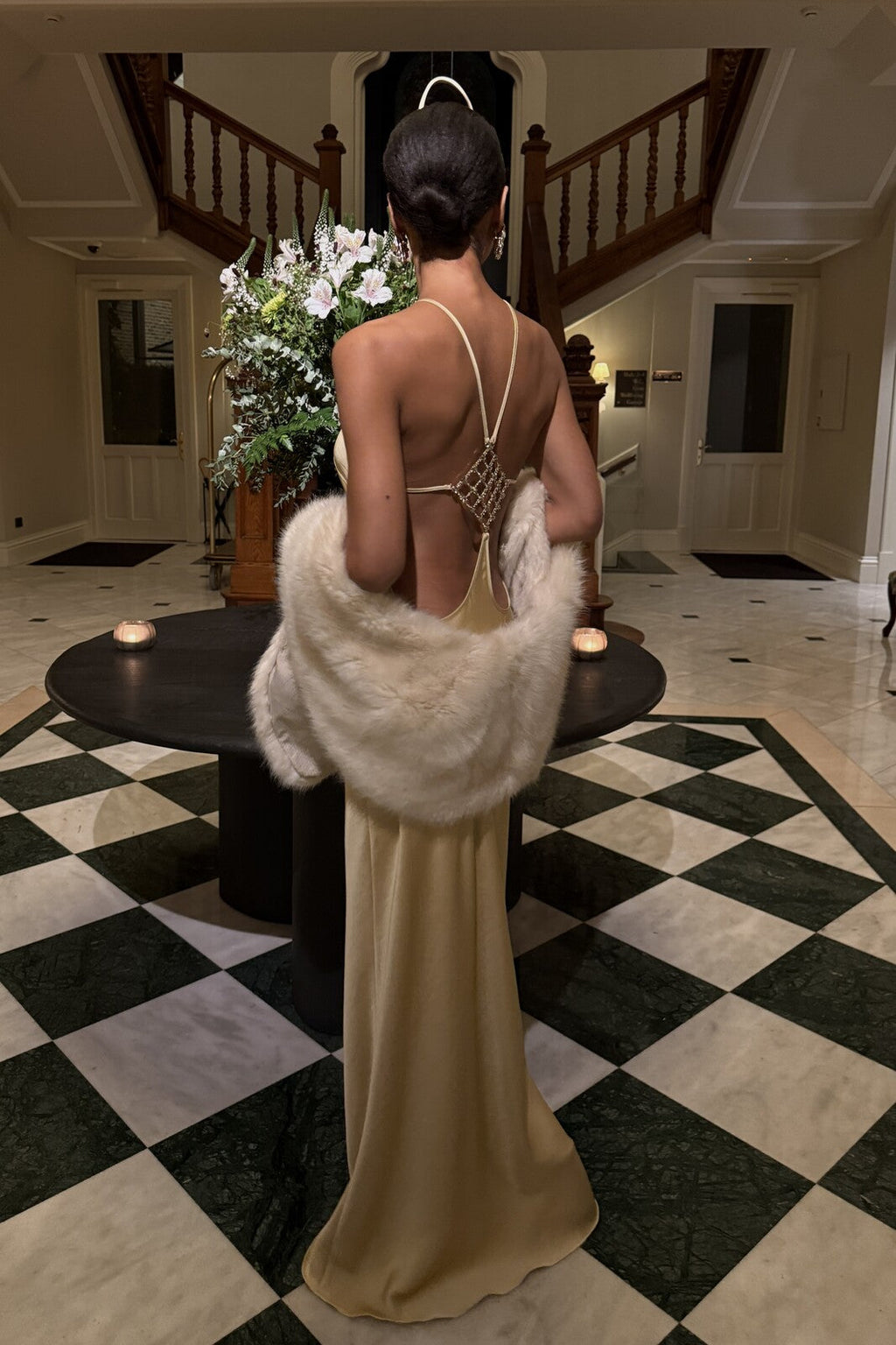 VESTIDO LONGO DOURADO COM APLICAÇÃO COSTAS
