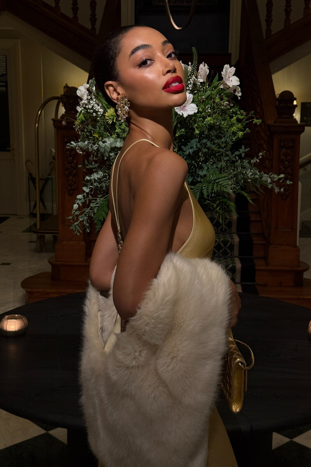 VESTIDO LONGO DOURADO COM APLICAÇÃO COSTAS