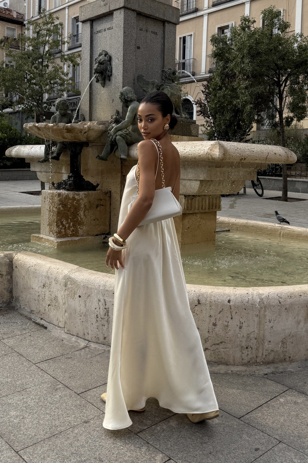 VESTIDO PÉROLA FLUÍDO ACETINADO MINIMALISTA
