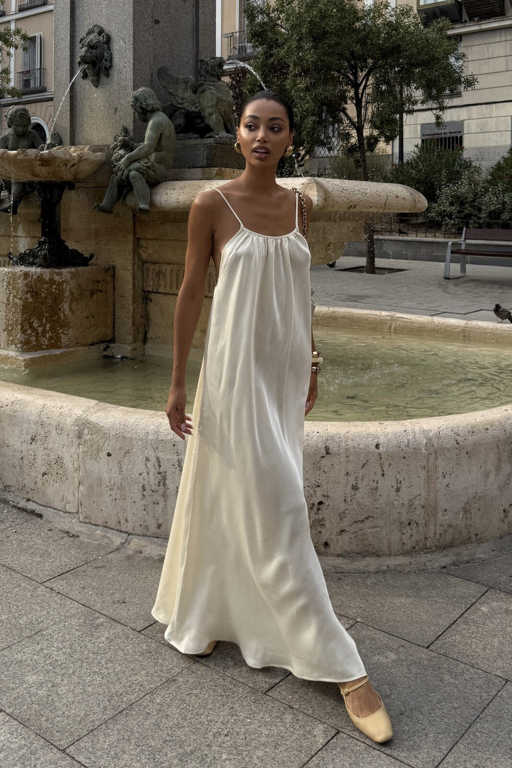 VESTIDO PÉROLA FLUÍDO ACETINADO MINIMALISTA
