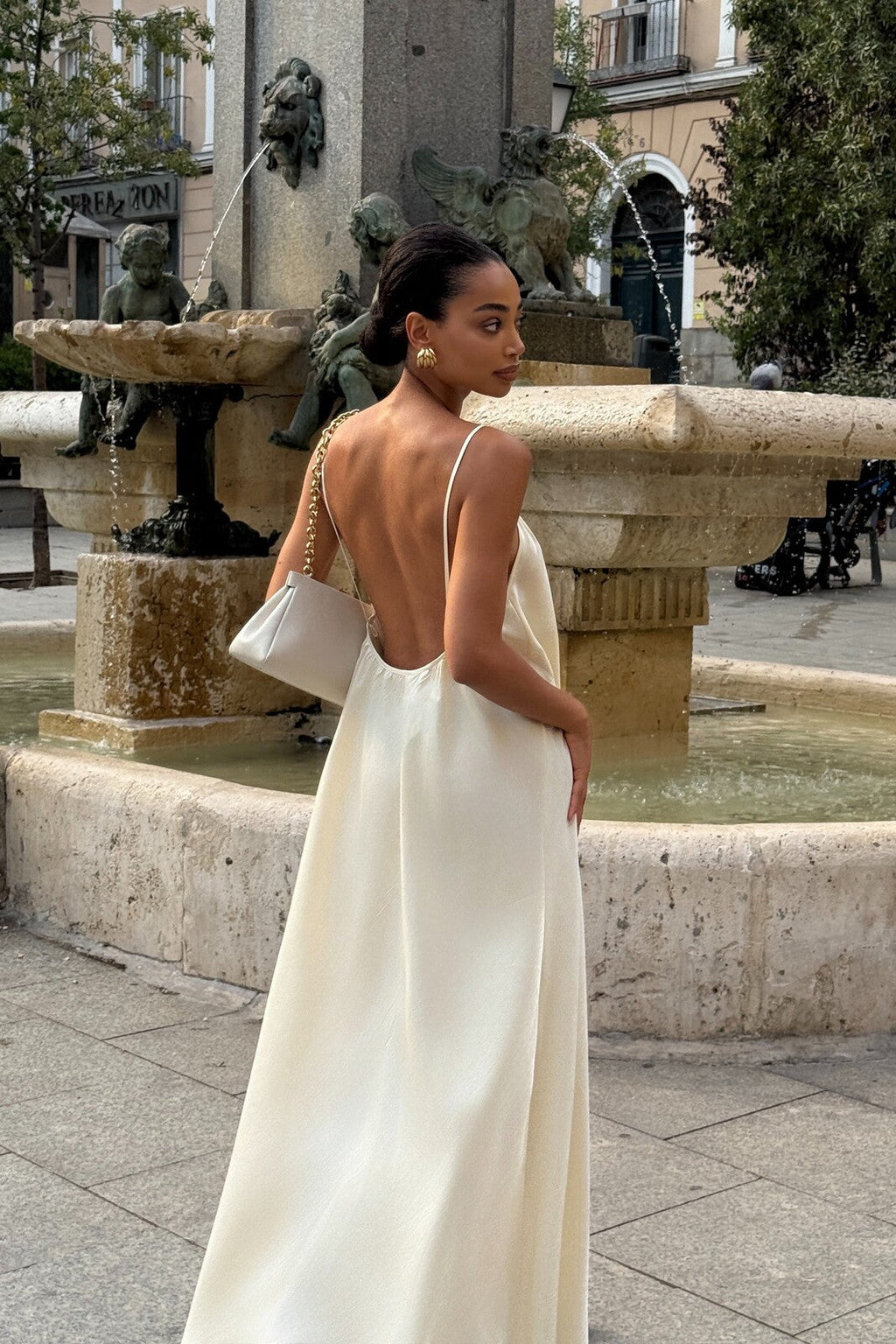 VESTIDO PÉROLA FLUÍDO ACETINADO MINIMALISTA
