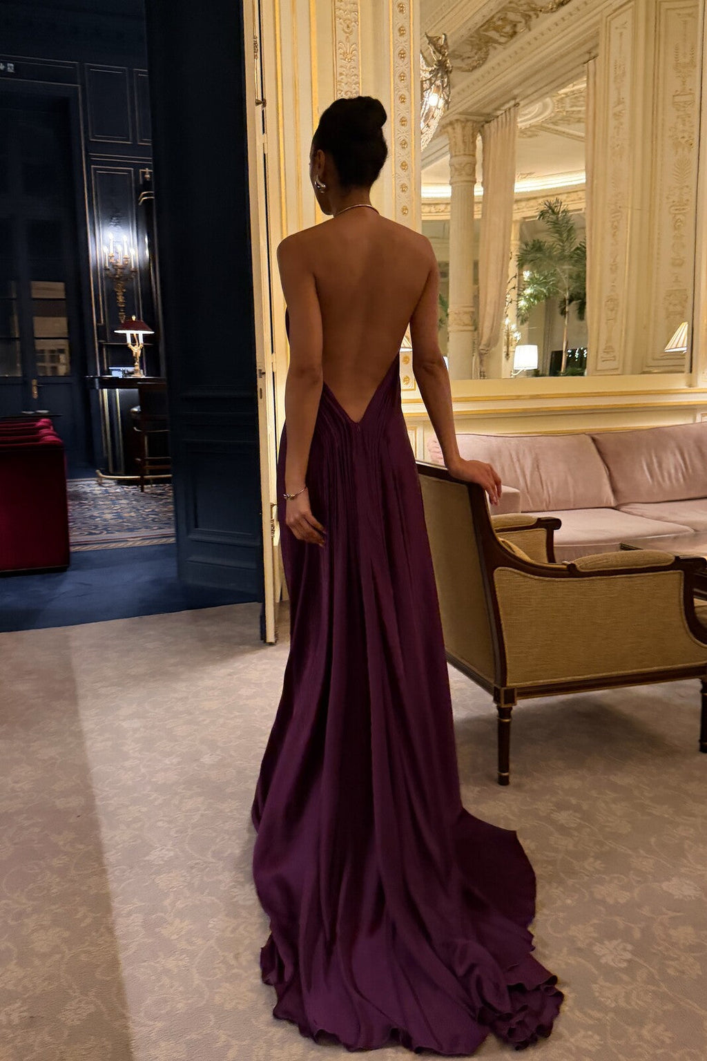 VESTIDO VIOLA APLICAÇÃO PESCOÇO E COSTAS ABERTAS