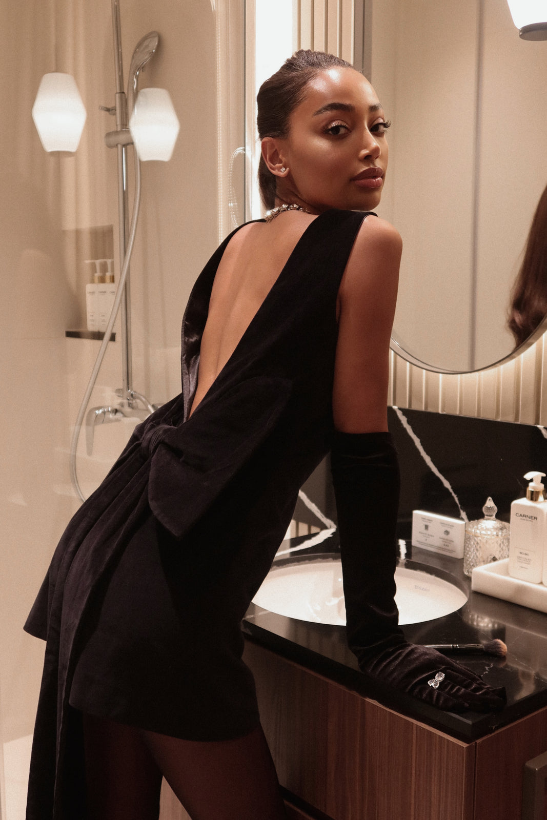 VESTIDO CURTO PRETO COM LAÇO