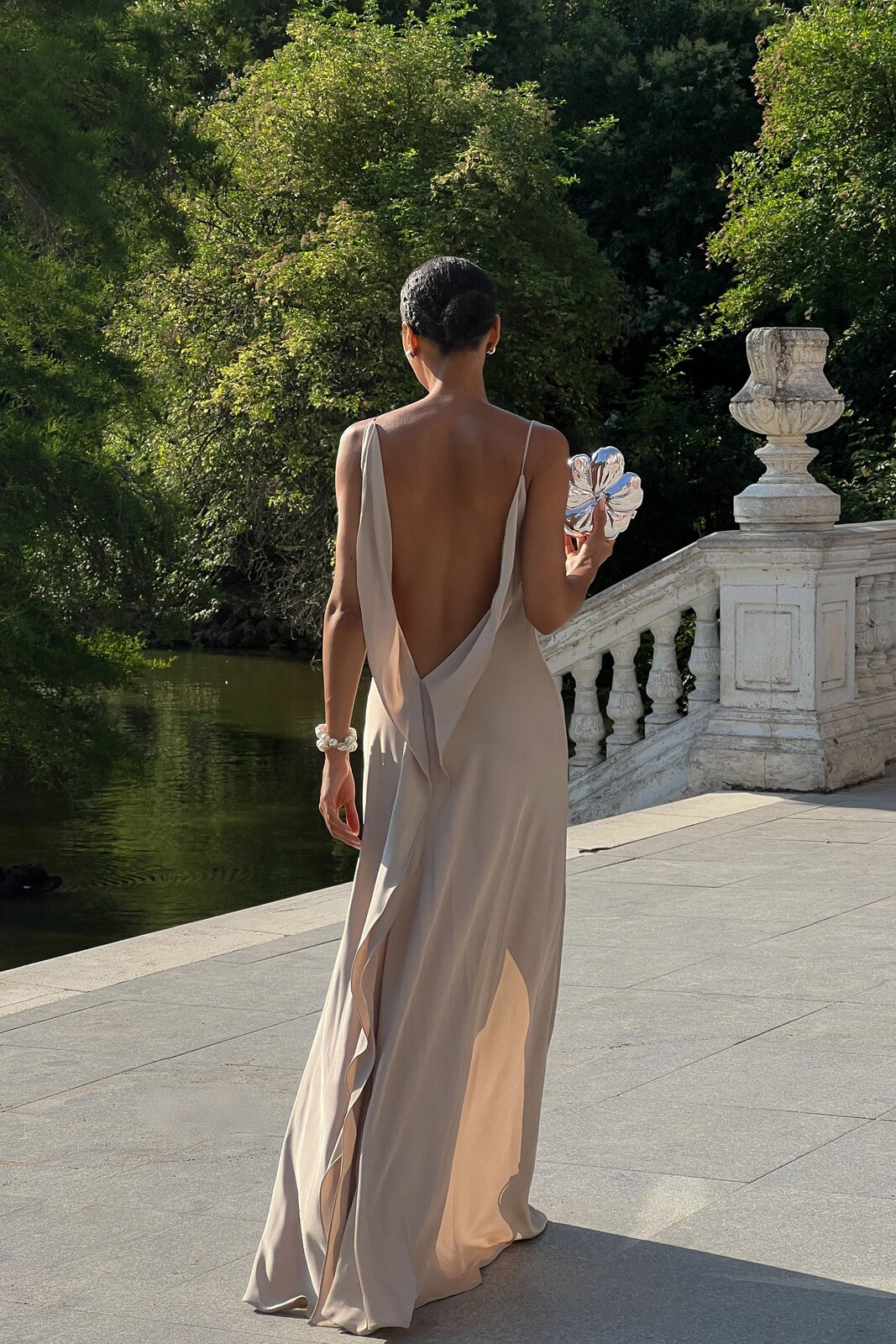 VESTIDO BEGE DECOTE COSTAS PROFUNDO
