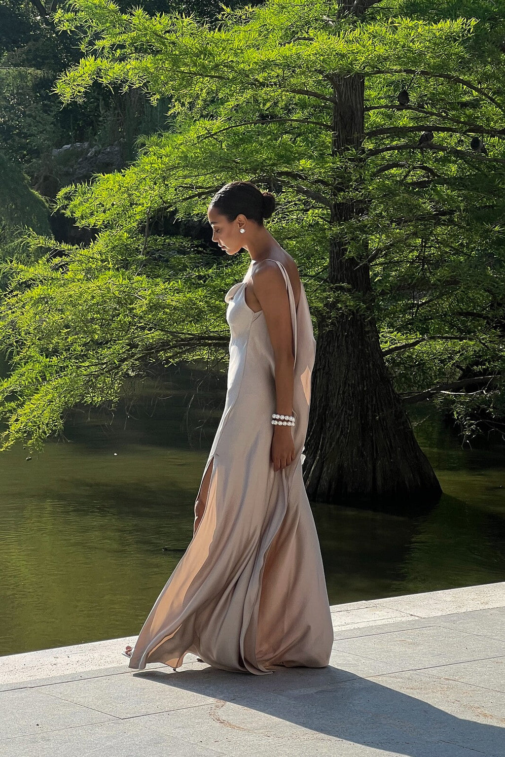 VESTIDO BEGE DECOTE COSTAS PROFUNDO