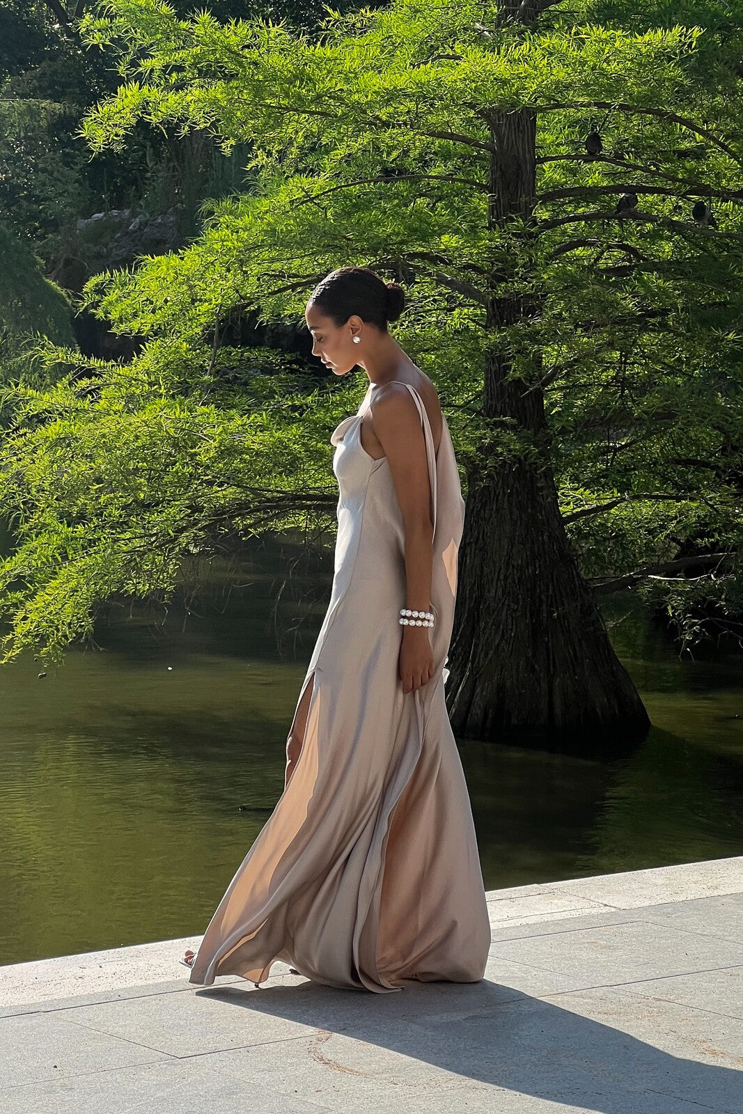 VESTIDO BEGE DECOTE COSTAS PROFUNDO