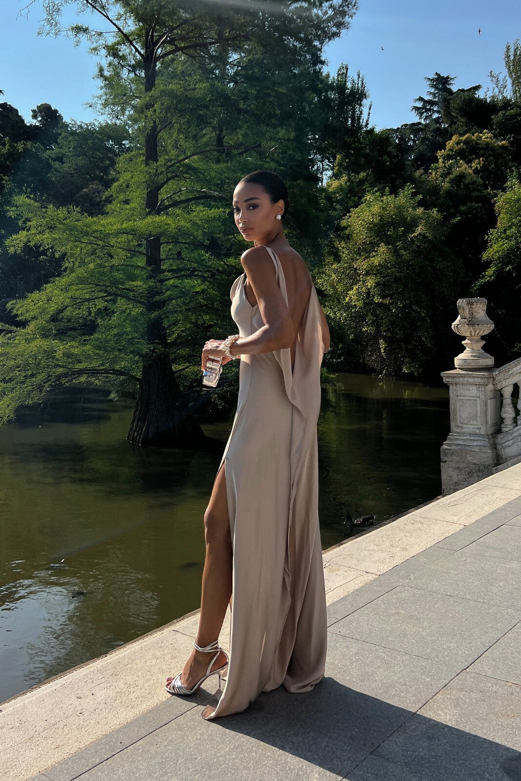 VESTIDO BEGE DECOTE COSTAS PROFUNDO