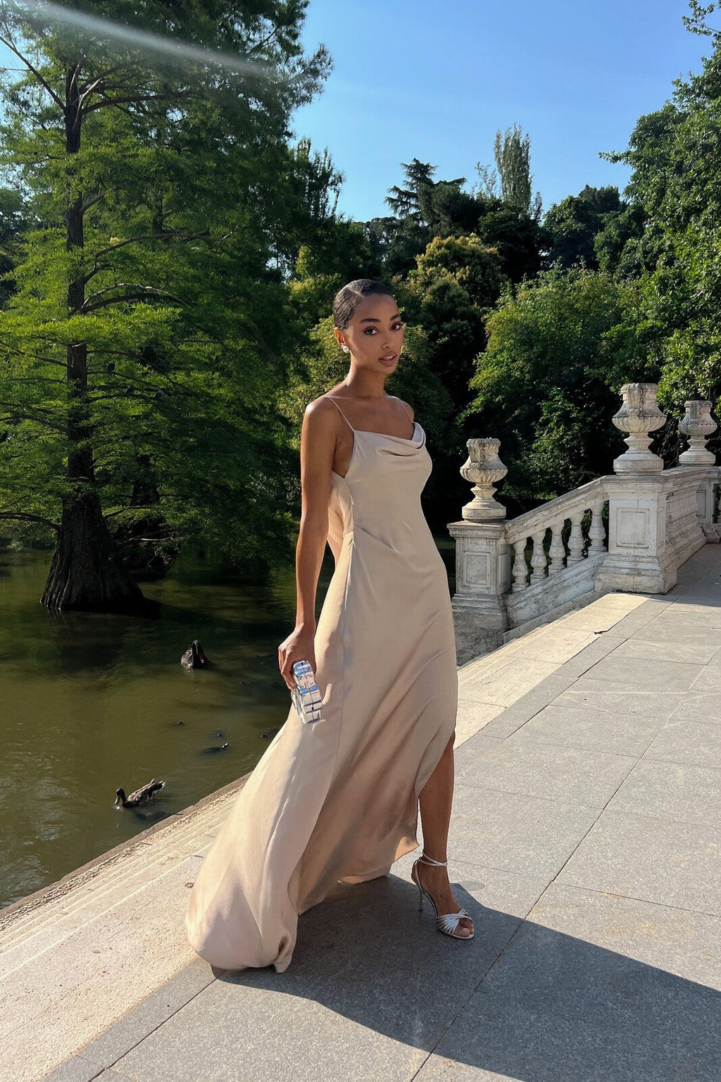 VESTIDO BEGE DECOTE COSTAS PROFUNDO