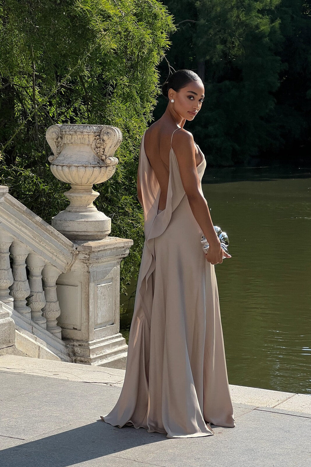 VESTIDO BEGE DECOTE COSTAS PROFUNDO