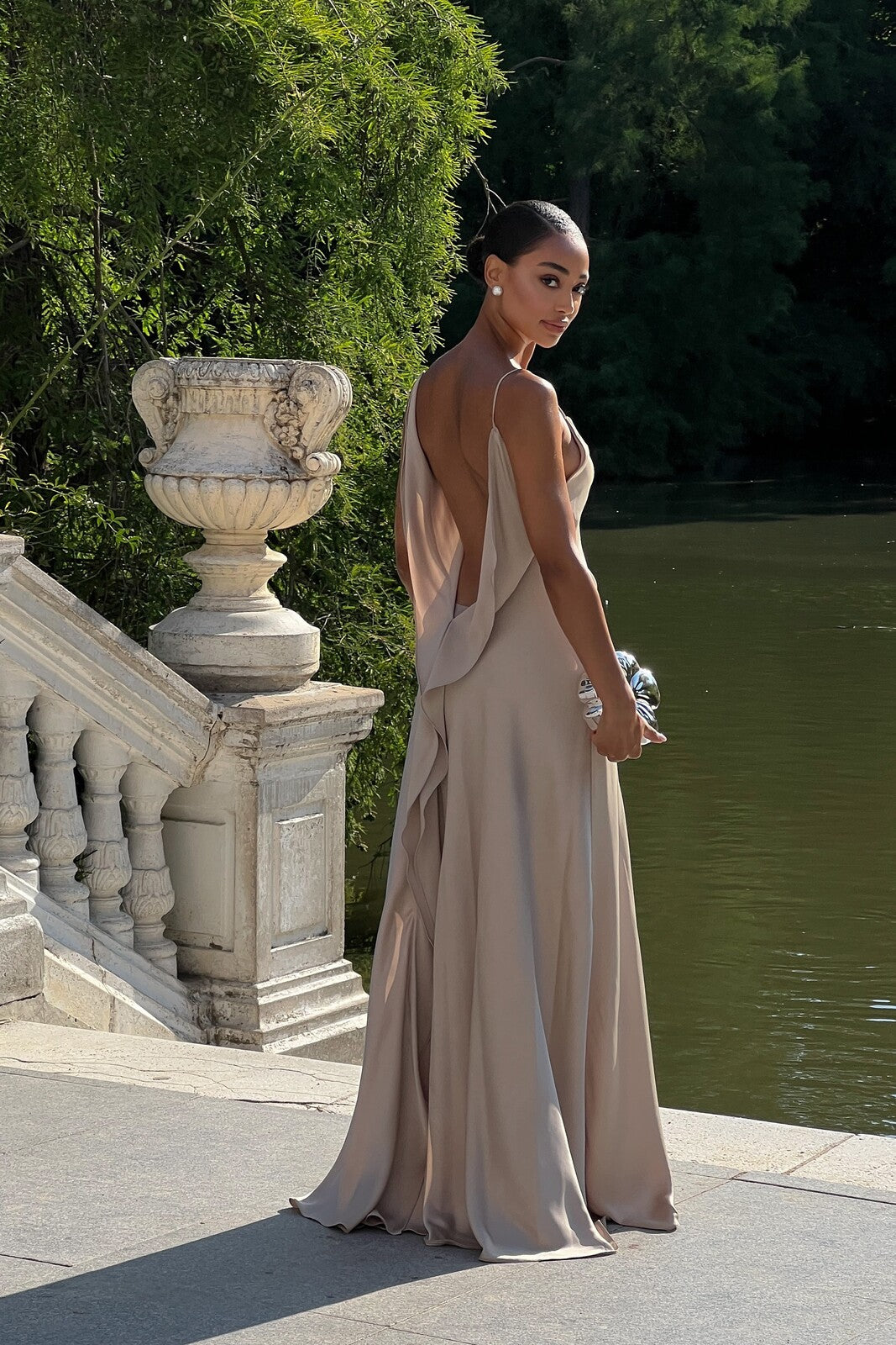 VESTIDO BEGE DECOTE COSTAS PROFUNDO