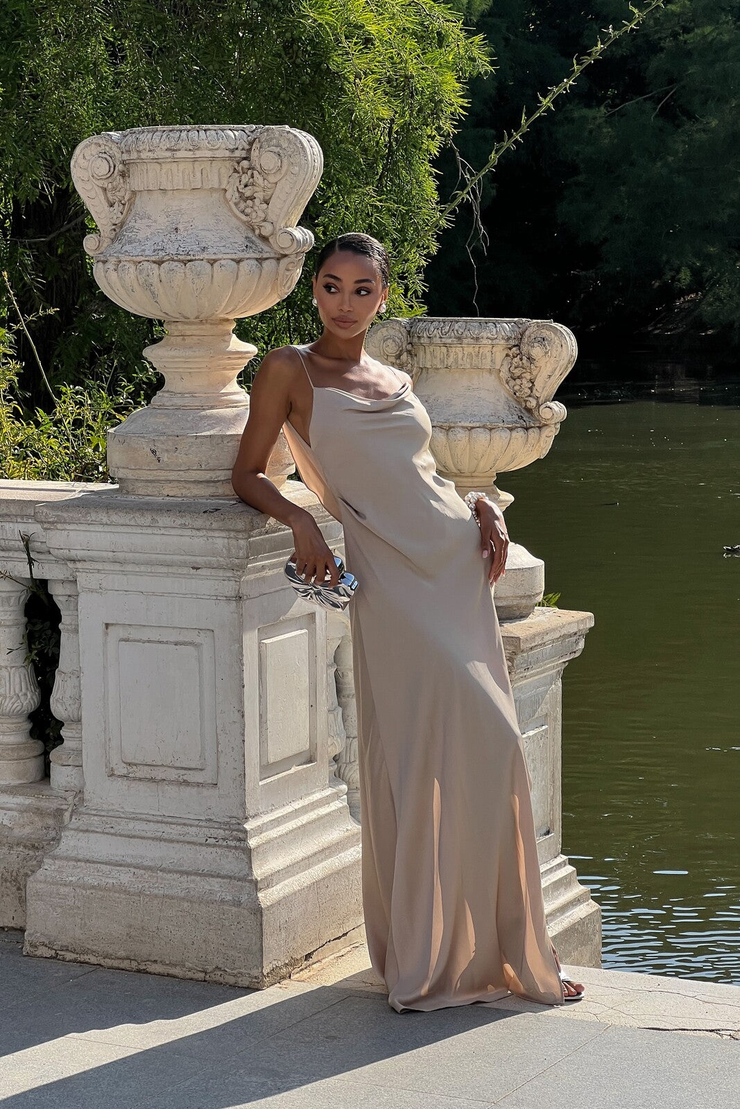 VESTIDO BEGE DECOTE COSTAS PROFUNDO