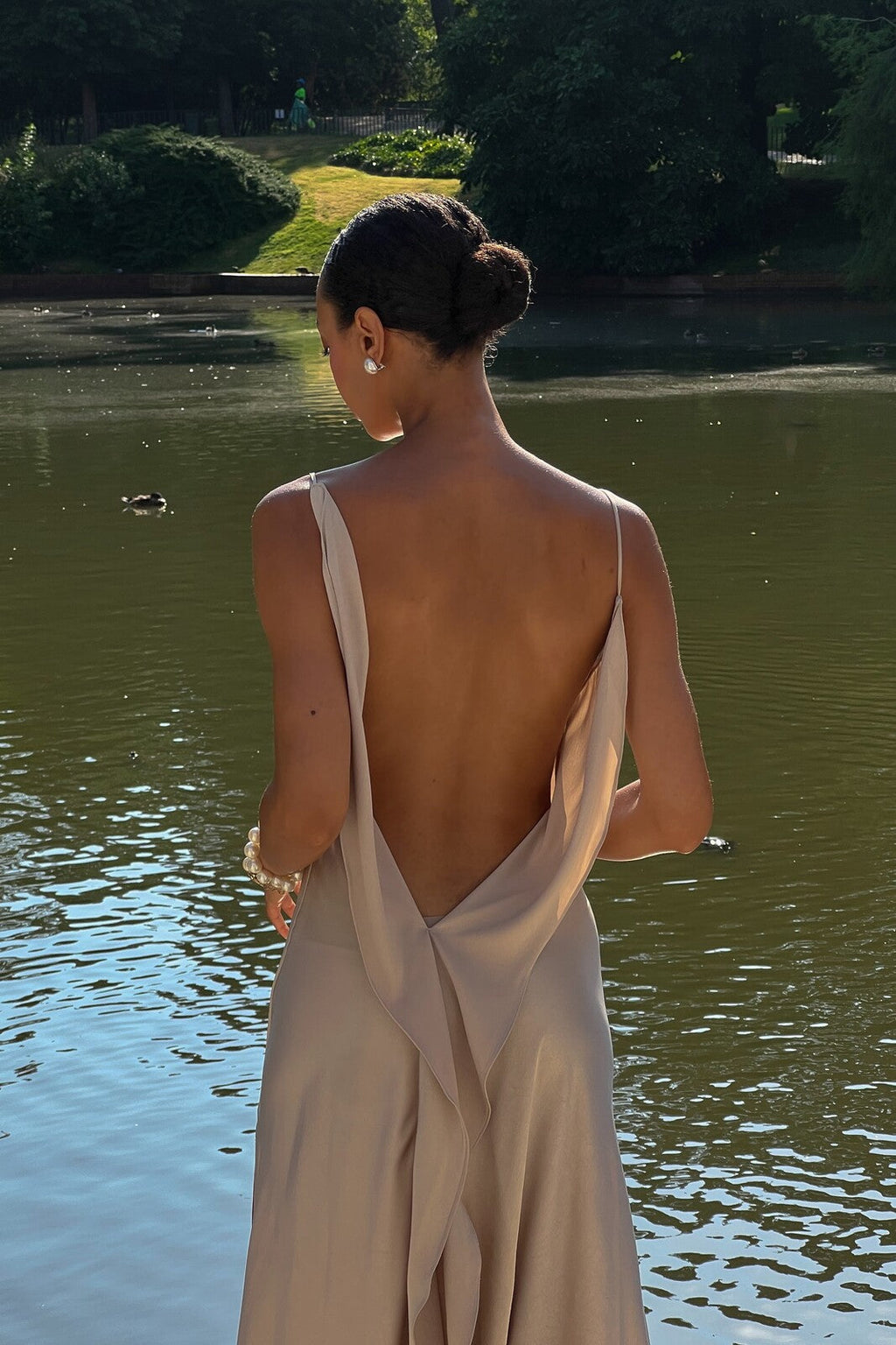 VESTIDO BEGE DECOTE COSTAS PROFUNDO