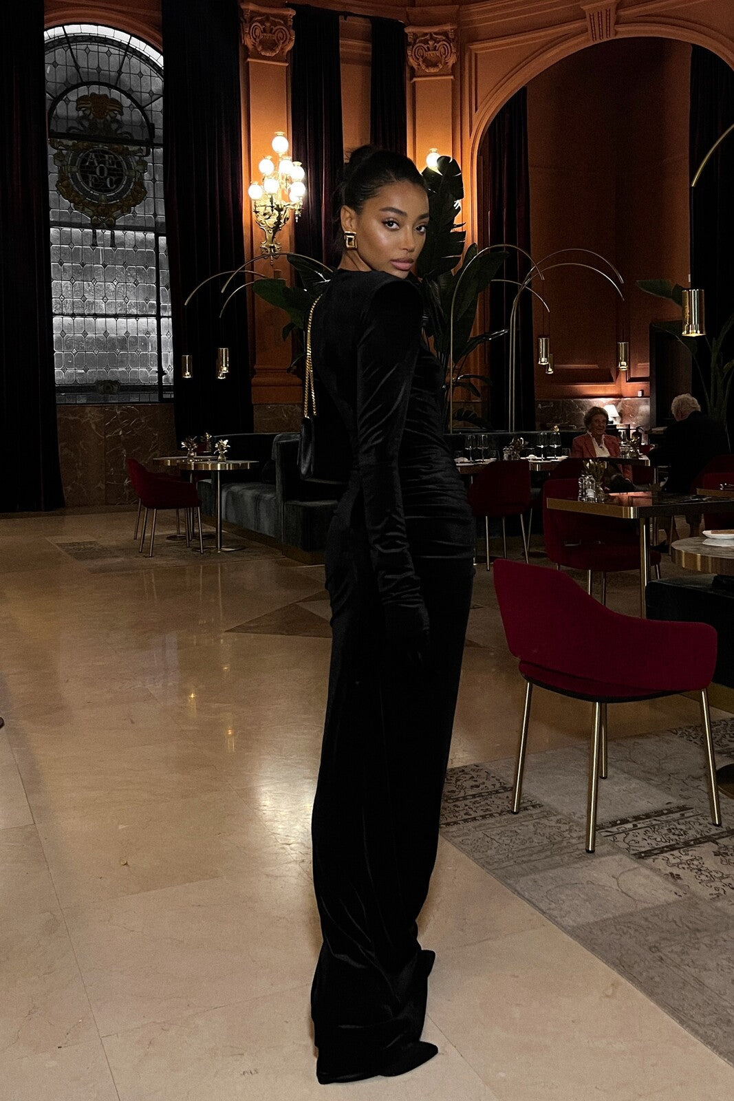 VESTIDO COMPRIDO PRETO VELUDO COM OMBREIRAS