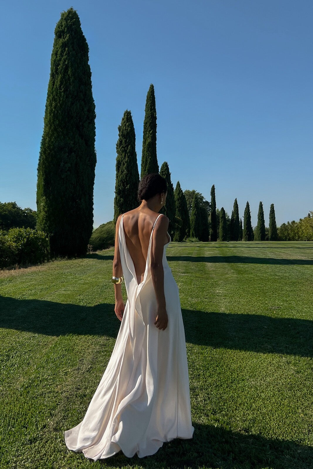VESTIDO OFF WHITE DECOTE COSTAS PROFUNDO