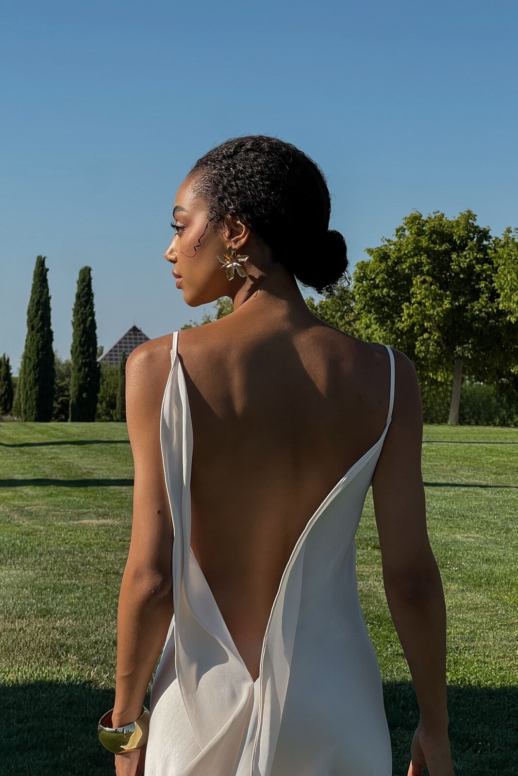 VESTIDO OFF WHITE DECOTE COSTAS PROFUNDO