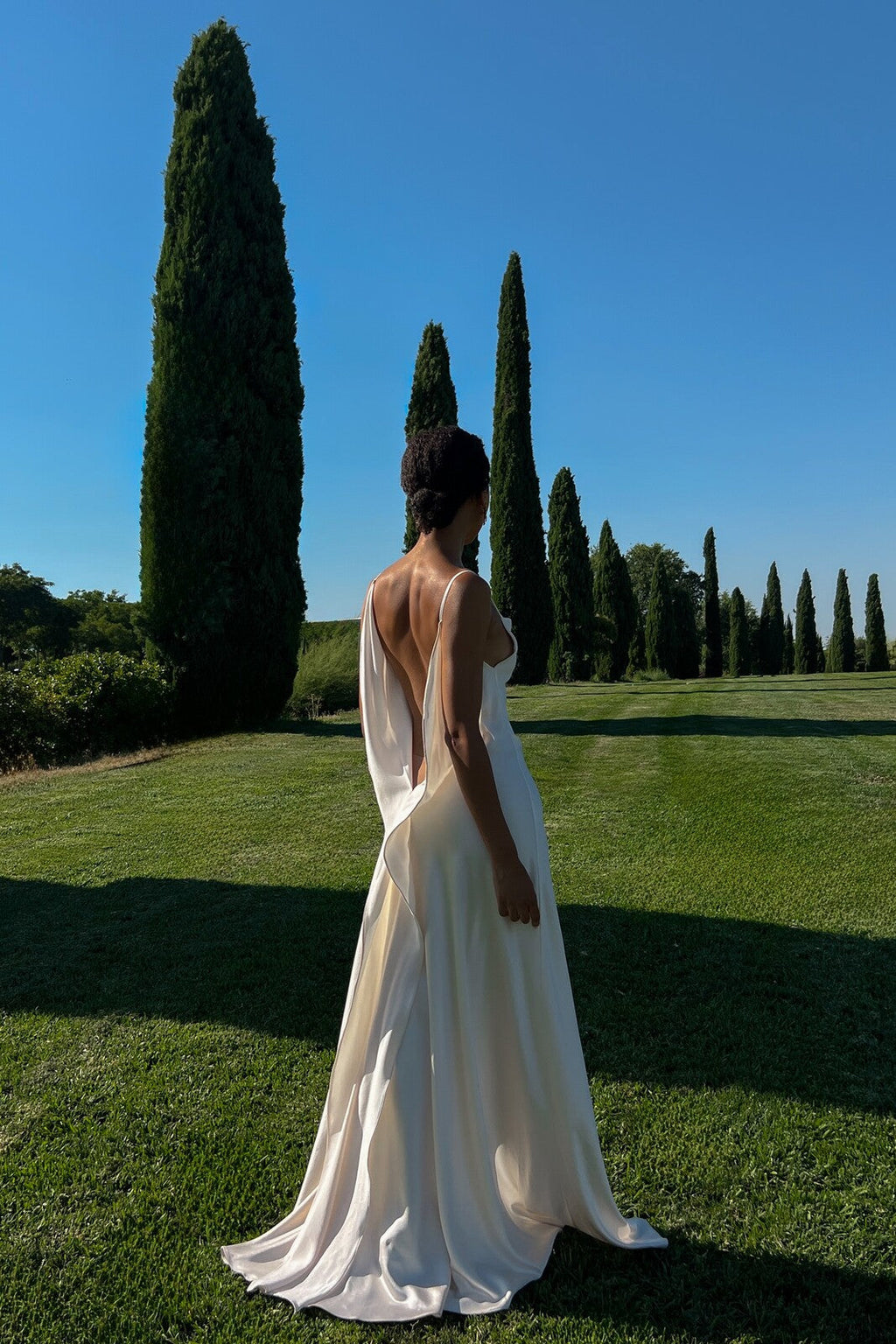 VESTIDO OFF WHITE DECOTE COSTAS PROFUNDO