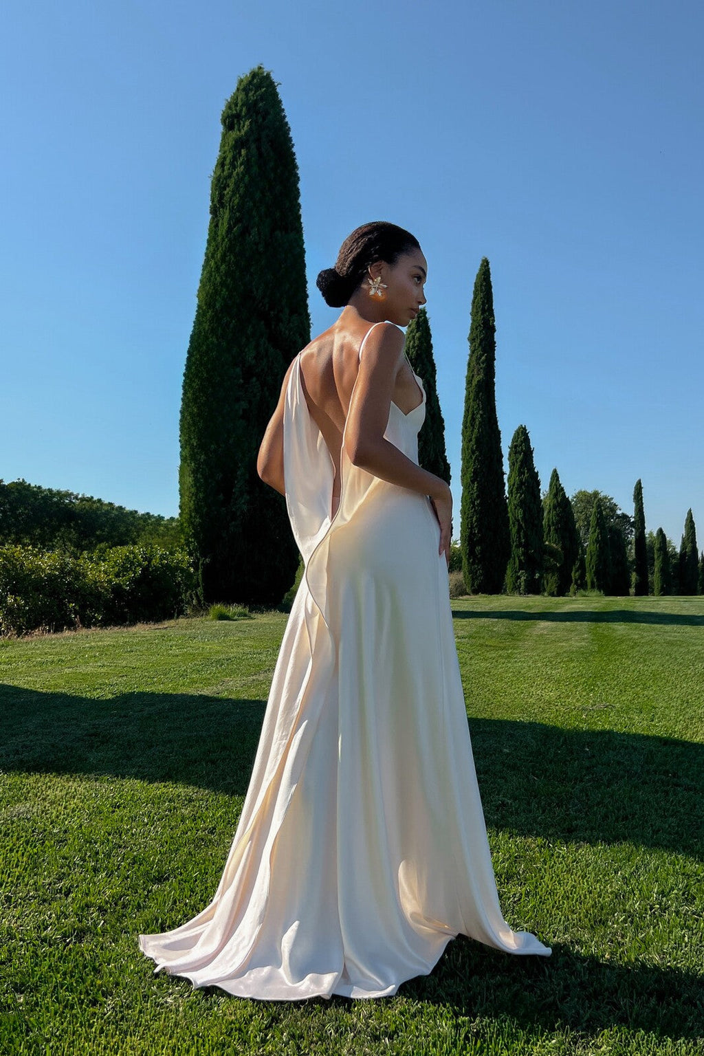 VESTIDO OFF WHITE DECOTE COSTAS PROFUNDO