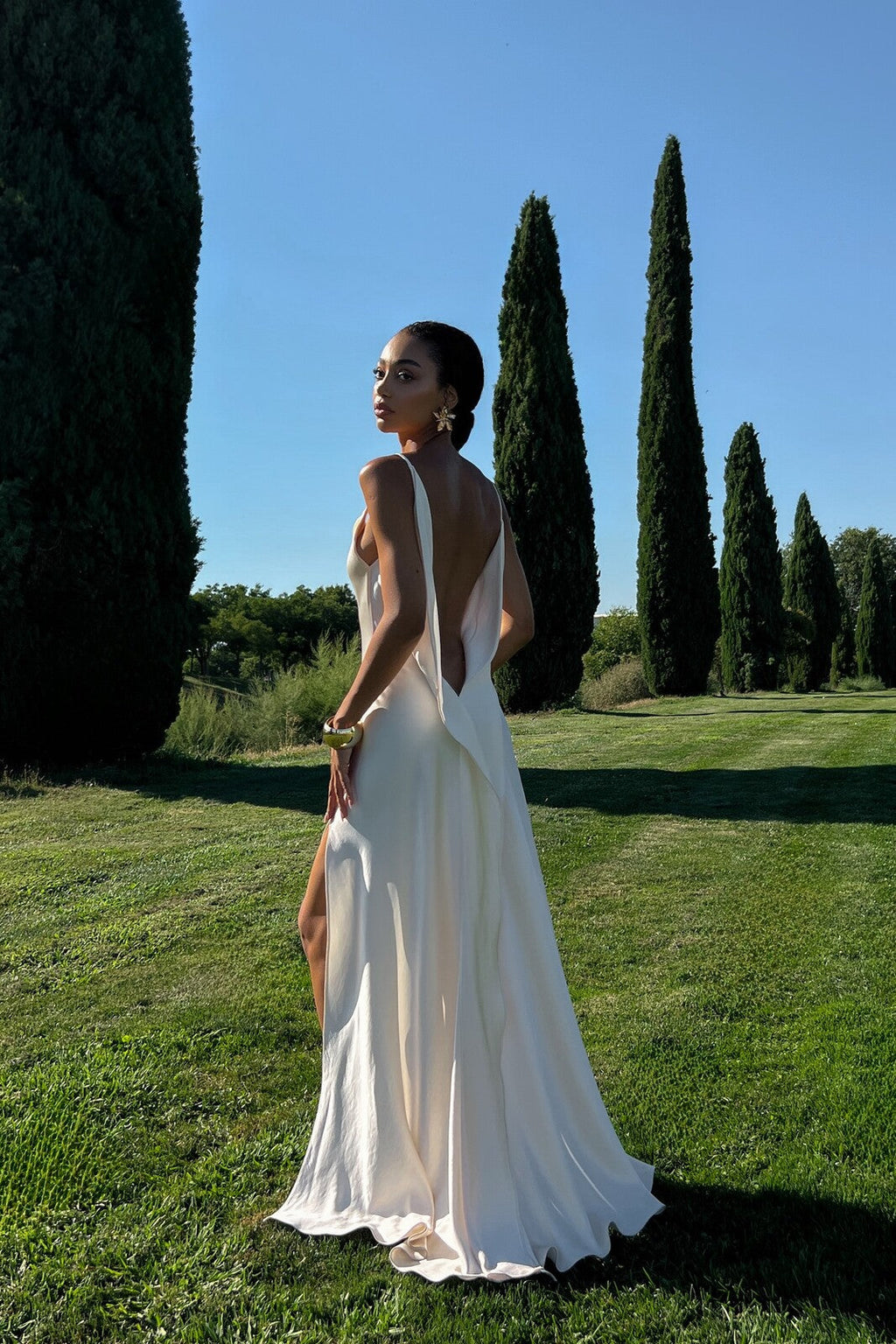 VESTIDO OFF WHITE DECOTE COSTAS PROFUNDO