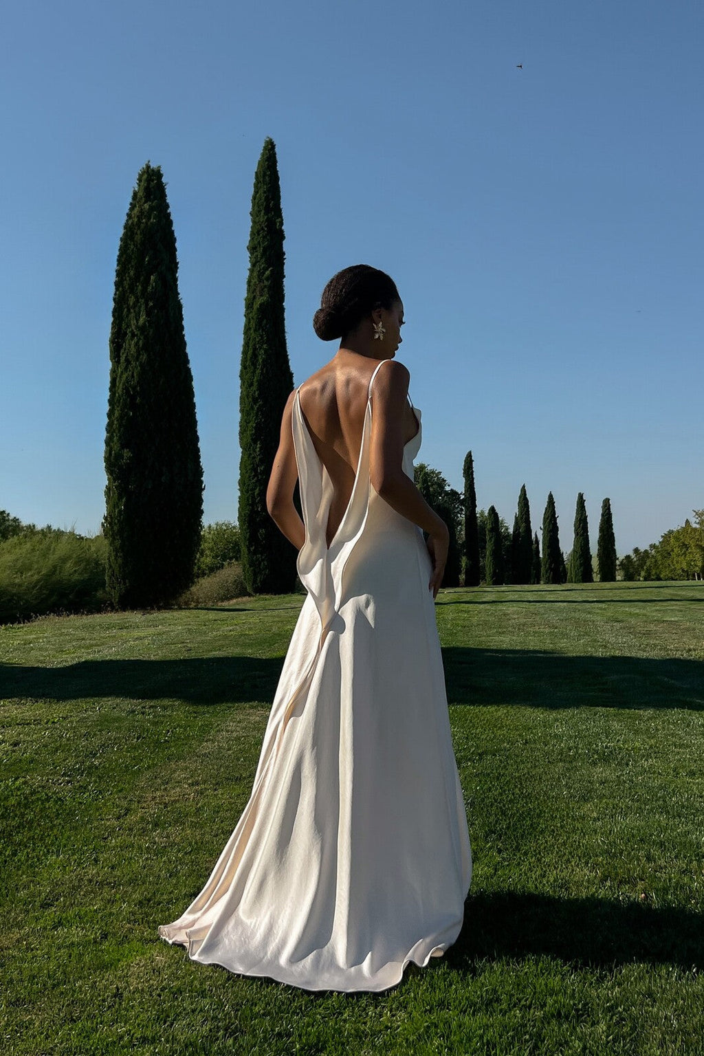 VESTIDO OFF WHITE DECOTE COSTAS PROFUNDO