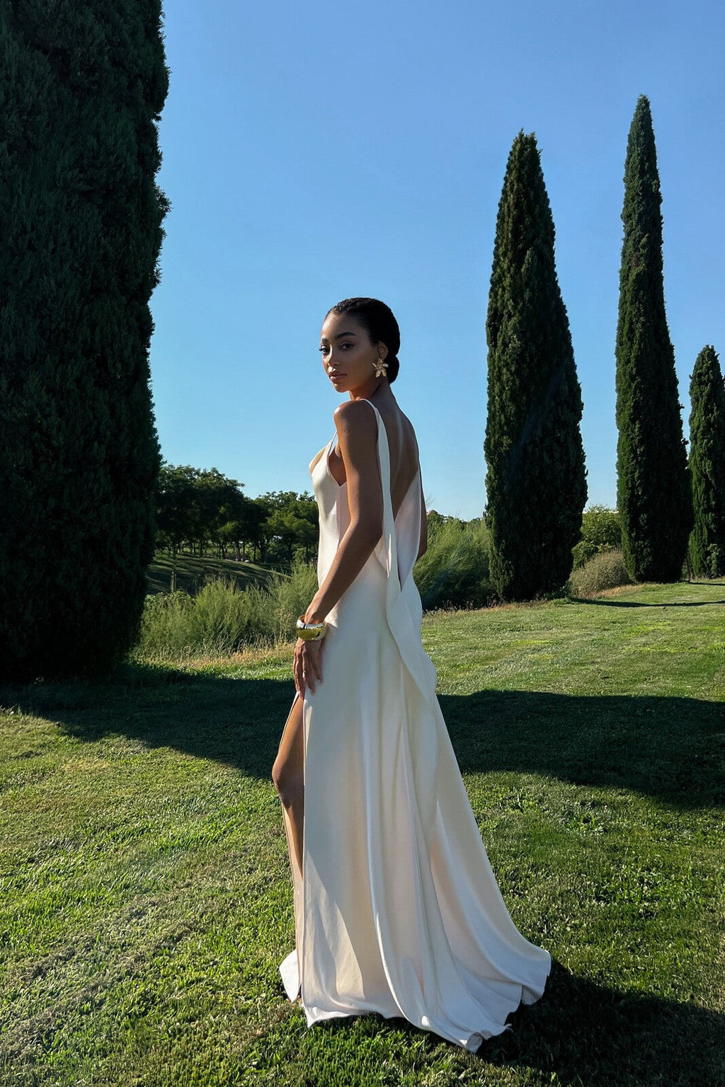 VESTIDO OFF WHITE DECOTE COSTAS PROFUNDO